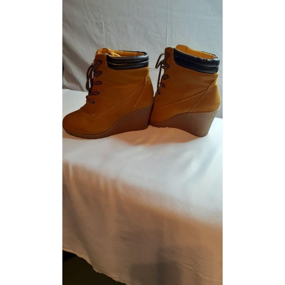 Boots - Picture 5 of 6